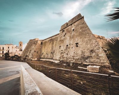 immagine del castello di Mola di Bari