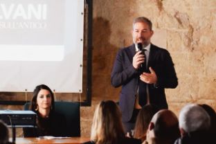 il sindaco Giuseppe Colonna interviene alla conferenza di presentazione mostra