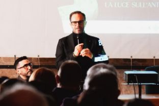 Il Vicesindaco Angelo Rotolo intertiene alla presentazione della mostra