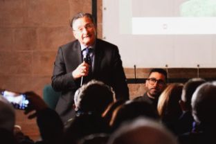 Il Professor Guastella interviene alla presentazione della mostra