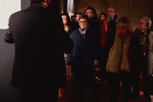 avventori in attesa di entrare per la visita della mostra