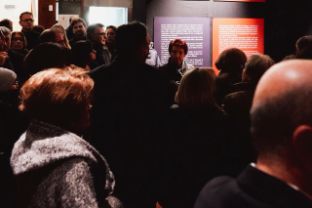 avventori all'interno della mostra durante la visita