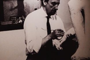 foto di Bruno Calvani mentre scolpisce