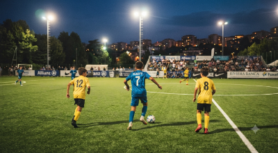 foto campo da calcio di sera