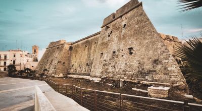 immagine del castello di Mola di Bari